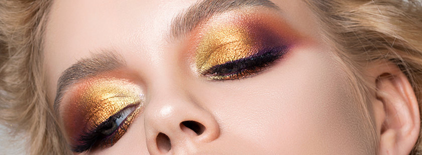 Makijaż smoky eyes w kolorach złota, brzoskwini i śliwki