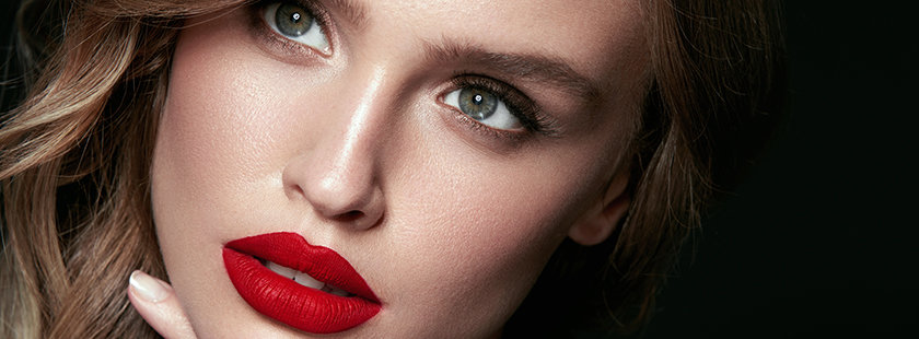 Naturalny makijaż z matowymi ustami w kolorze głębokiej czerwieni i podkreślonymi brwiami