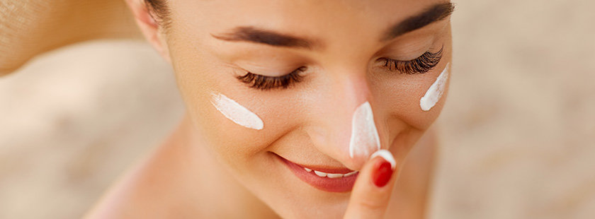 Jak chronić skórę przed słońcem? Przegląd kosmetyków pielęgnacyjnych i kolorowych