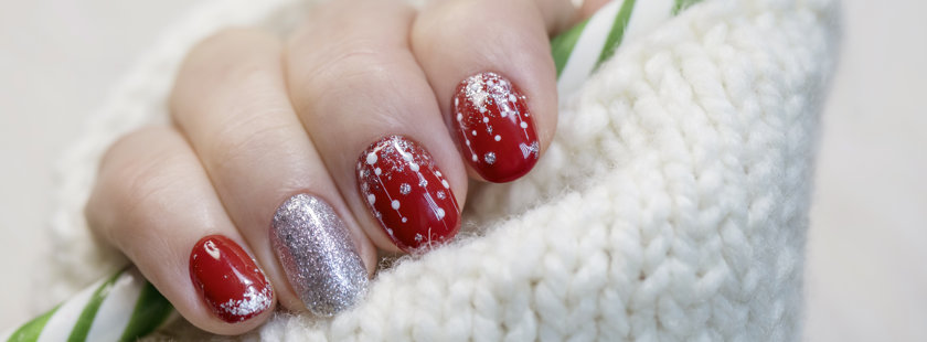 Stylizacja paznokci na Boże Narodzenie - czerwony lakier z białymi zdobieniami i kryształkami oraz efekt szronu