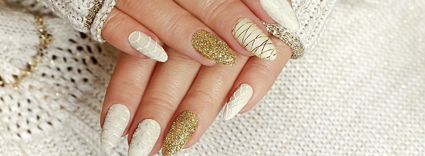 Zimowa stylizacja paznokci hybrydowych z wykorzystaniem pyłków - biały i złoty efekt piasku