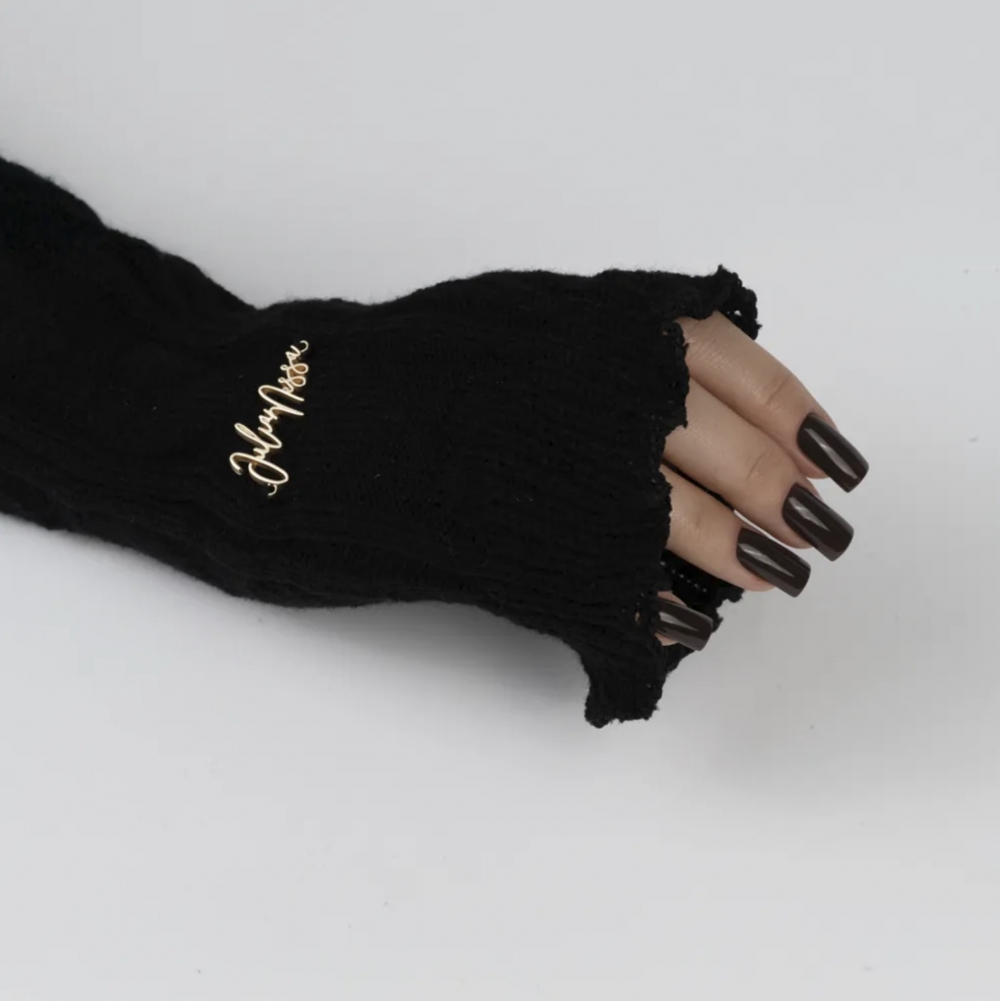 JULIA NESSA RĘKAW DO ZDJĘĆ SWETEREK CZARNY