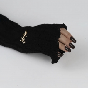 JULIA NESSA RĘKAW DO ZDJĘĆ SWETEREK CZARNY