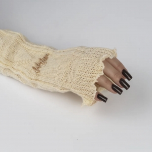 JULIA NESSA RĘKAW DO ZDJĘĆ SWETEREK WANILIOWY